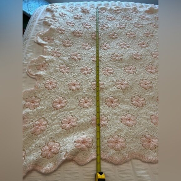 HAND MADE CROCHETED Cozy Blanket White Scalloped Edge Pink Flowers Cottagecore - Picture 11 of 13